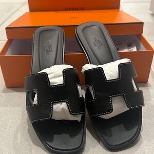 Authentic Hermes black Oran size 37 , calf skin with iconic “H” cut-out.